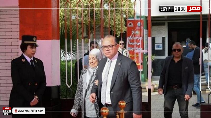 رئيس الرقابة المالية يدلي بصوته مع والدته