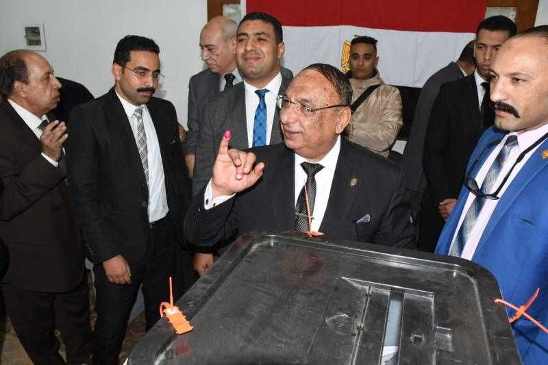 رئيس هيئة قضايا الدولة يدلي بصوته في الانتخابات الرئاسية (صور)