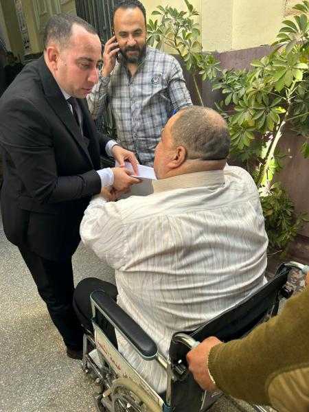 قاضي يخرج من اللجنة لمساعدة مواطن للإدلاء بصوته في الانتخابات الرئاسية بكفر الزيات بالغربية