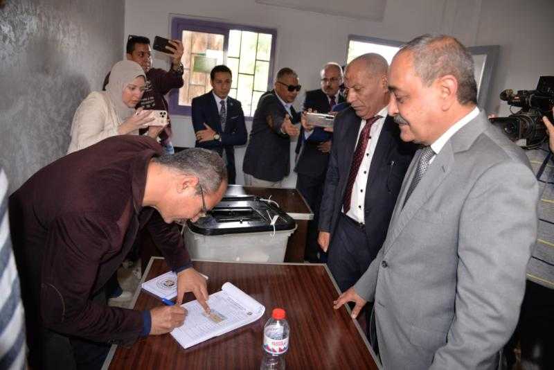 محافظ الإسماعيلية يدلي بصوته في الانتخابات الرئاسية بلجنة الوافدين