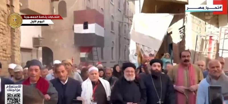 حاملين أعلام مصر.. شيخ وقسيس يقودان مسيرة انتخابية بمحافظة المنيا «فيديو»