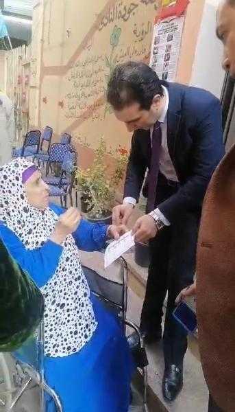 قاض يخرج لناخبة عجوز للإدلاء بصوتها في المحلة الكبرى بالغربية