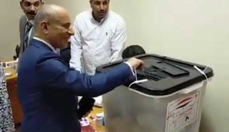 أحمد موسى يدلي بصوته في الانتخابات الرئاسية.. فيديو