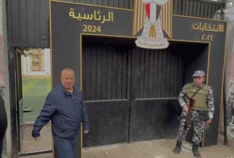 شوقي غريب يدلي بصوته بمدرسة منارة القاهرة بمدينة نصر