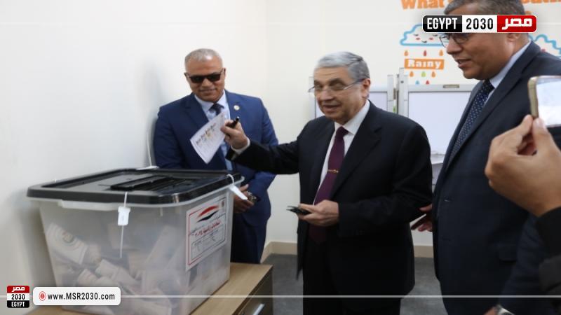 وزير الكهرباء يدلى بصوته