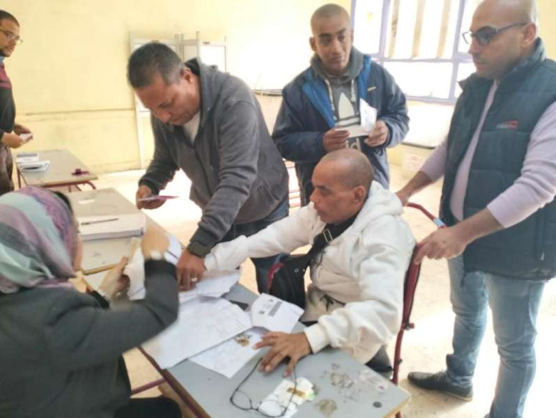صورة مساعدة الشرطة للحالة الإنسانية 