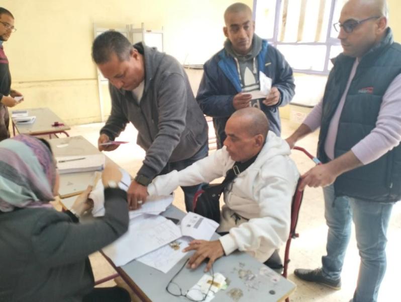 الداخلية تنقل مواطنًا من ذوى الاحتياجات الخاصة للجنته الانتخابية بالقاهرة
