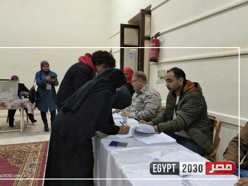 إقبال كبير من كبار السن والشباب على لجنة مدرسة جمال عبدالناصر العسكرية بالفيوم