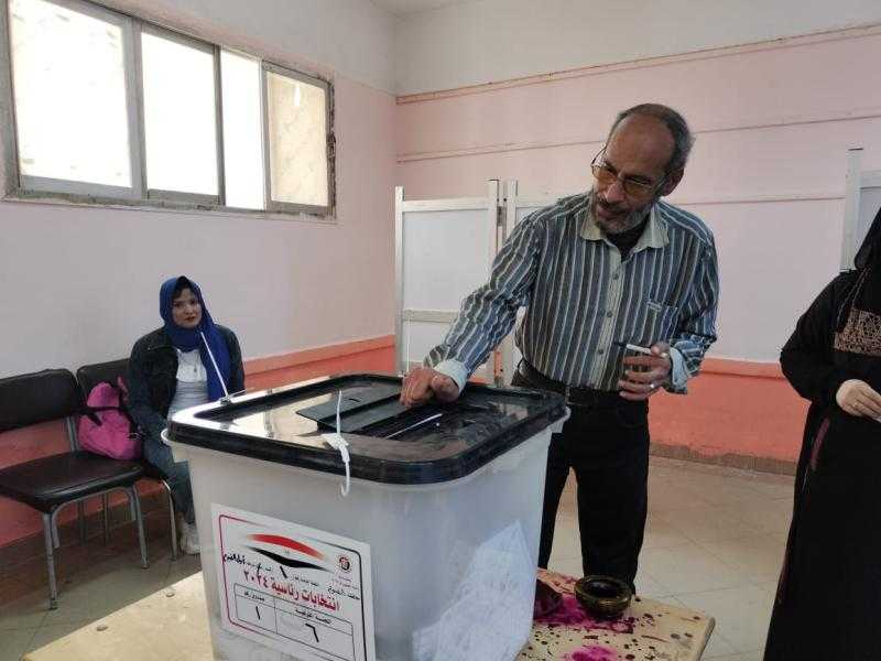 إقبال في أول ساعة لافتتاح اللجان بمدرسة الشهيدة جاسمين بالفيوم