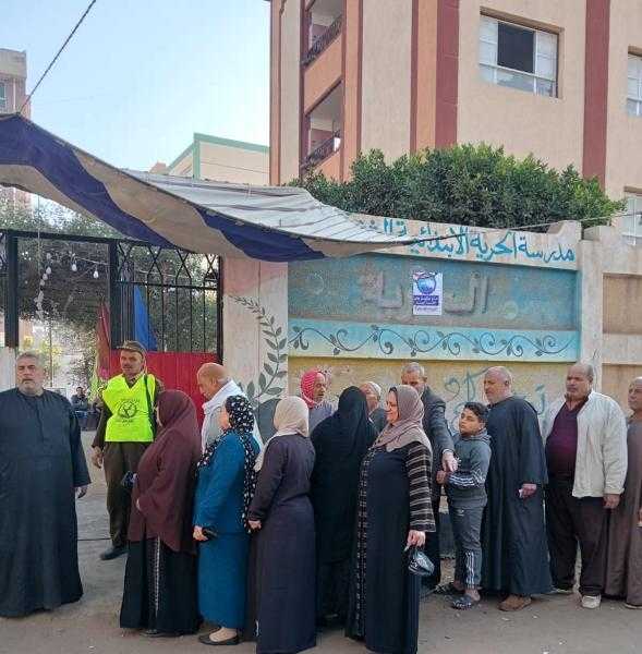 توافد كبير للناخبين في الساعات الأولى من اليوم الثاني للإدلاء بأصواتهم في الانتخابات الرئاسية بالغربية