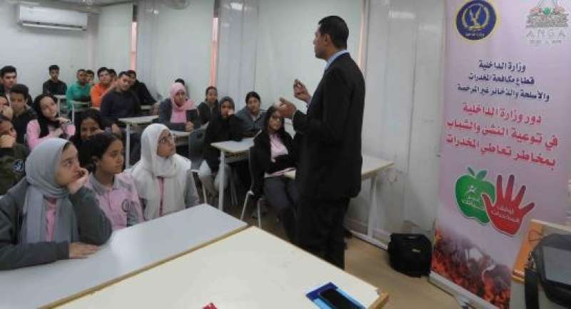 عقد لقاءات مع طلبة المدارس 