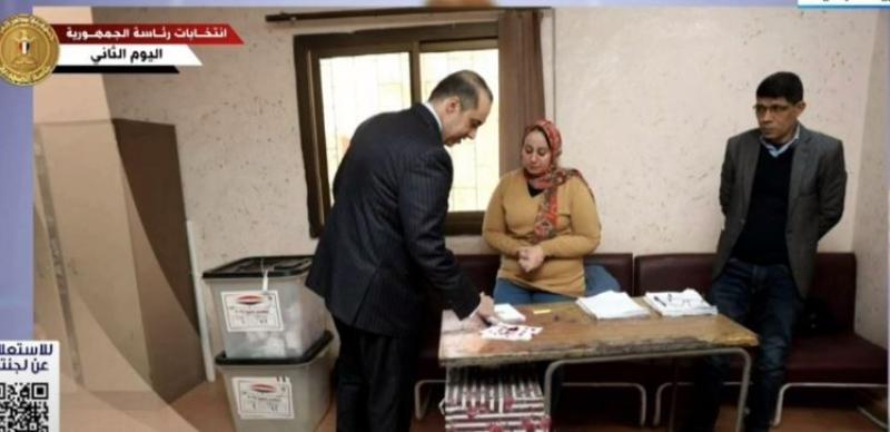 رئيس الحملة الانتخابية للمرشح الرئاسي عبد الفتاح السيسي يدلي بصوته.. «فيديو»