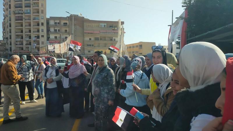 تجمع المواطنين أمام إحدى اللجان 