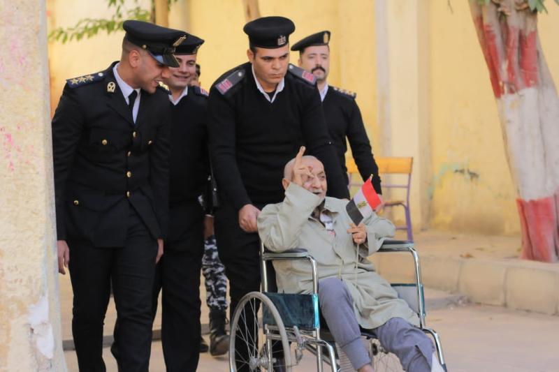 أمن القاهرة يستجيب لالتماس مواطن لنقله لمقر لجنته الانتخابية