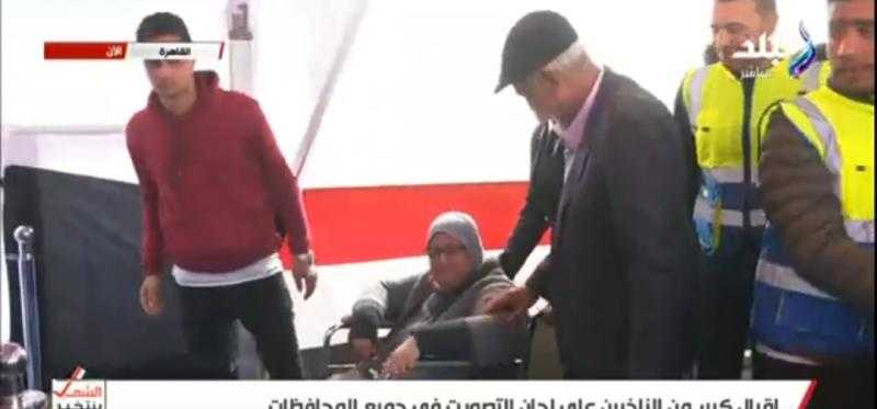 الشرطة النسائية تساعد كبار السن في لجان الانتخابات.. فيديو