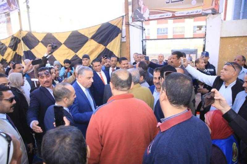 محافظ سوهاج يتابع سير الانتخابات بلجان طهطا