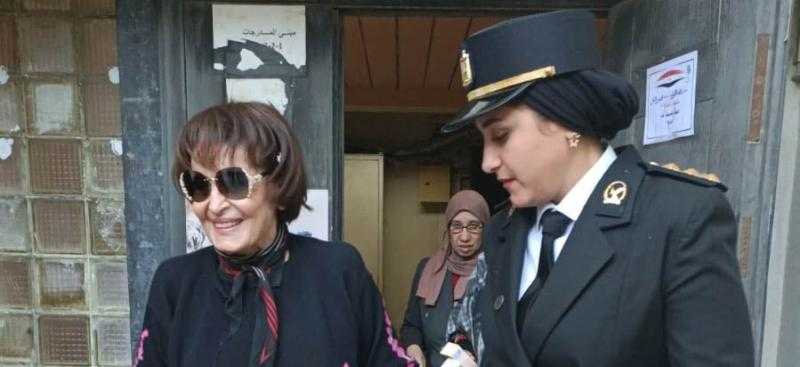 سميرة أحمد تهتف «تحيا مصر» خلال الإدلاء بصوتها في الانتخابات الرئاسية 2024