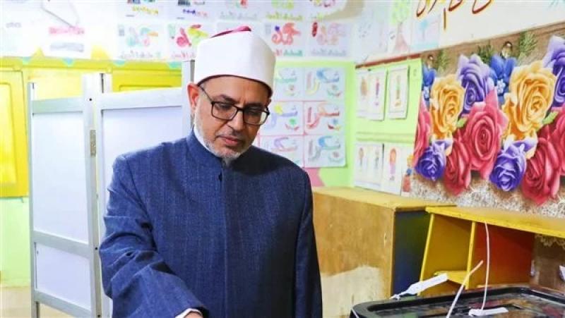 رئيس جامعة الأزهر يدلي بصوته في الانتخابات الرئاسية ويؤكد: المشاركة واجب وطني
