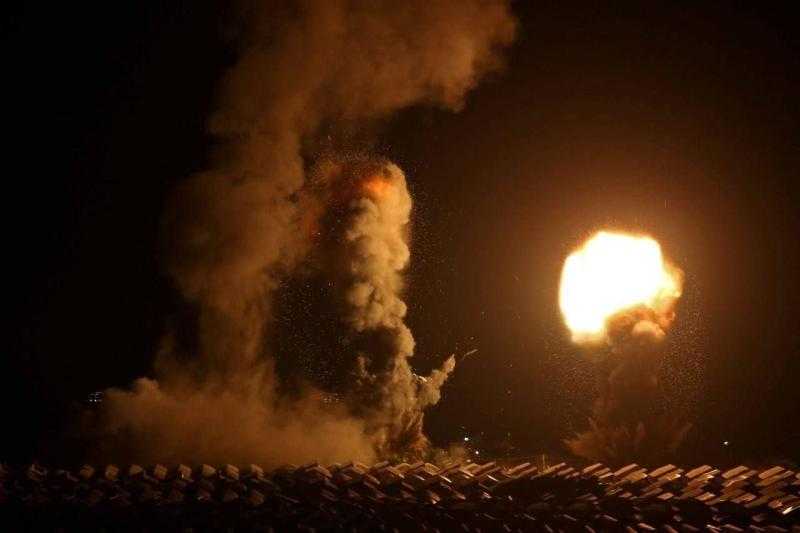 جيش الاحتلال يطلق العشرات من القنابل المضيئة على شمال غزة