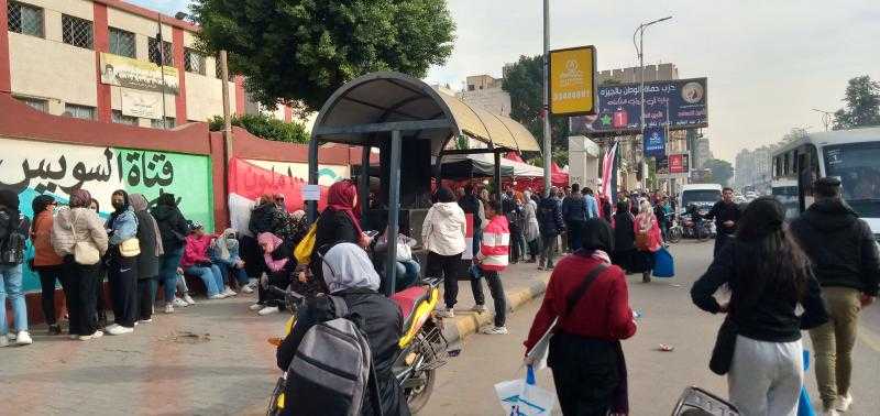 حشود غفيرة في الجيزة.. ماذا فعل المواطنون أمام اللجان الانتخابية اليوم؟