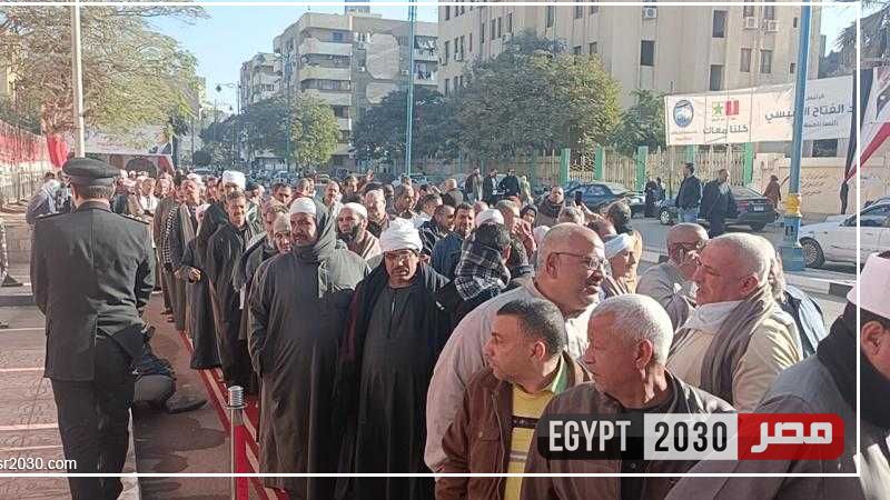 ملحمة وطنية لرجال الأزهر والأوقاف أمام لجنة الاقتراع بالفيوم.. طابور 50 مترًا