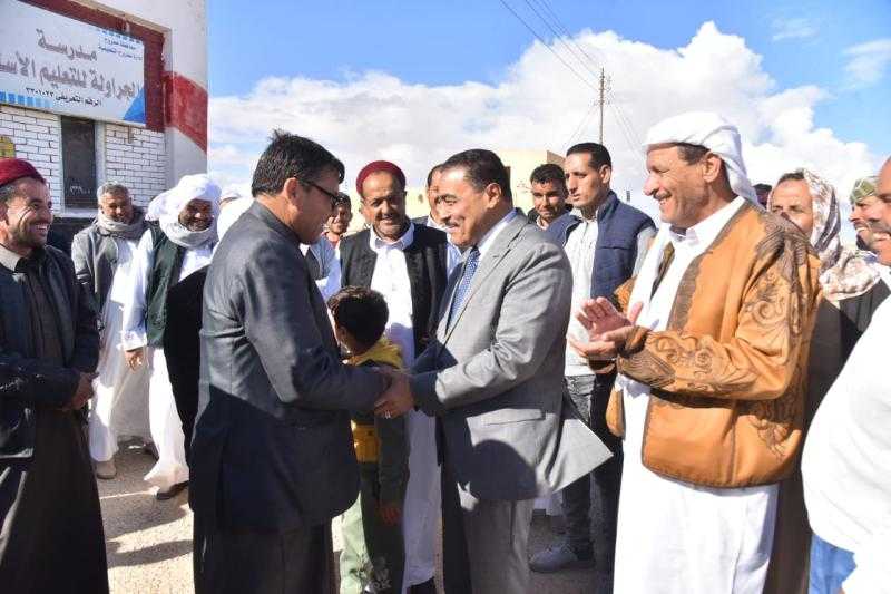 محافظ مطروح يتفقد لجنة مدرسة الجراولة الابتدائية للاطمئنان على سير العملية الانتخابية