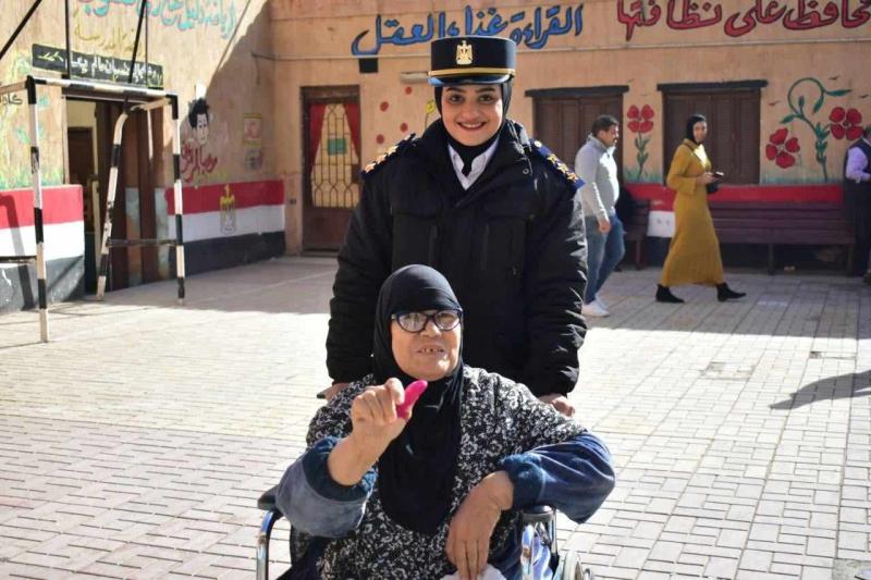 الشرطة النسائية تواصل مساعدة الناخبين
