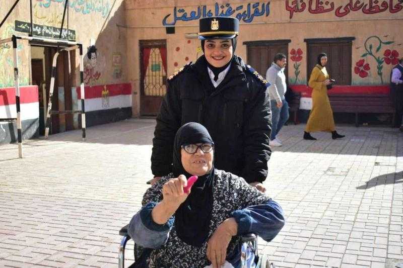 الشرطة النسائية تواصل مساعدة كبار السن في ثالث أيام انتخابات الرئاسة
