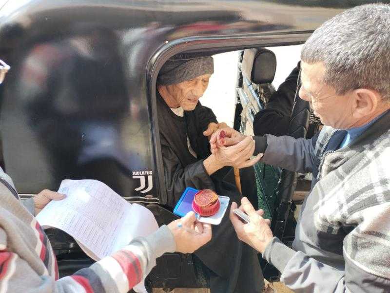استمرار المشاهد الإنسانية الملفتة في ثالث أيام الانتخابات الرئاسية 2024 بالغربية
