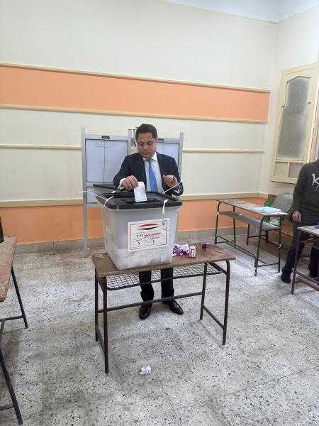 خالد أبو بكر يدلي بصوته في الانتخابات الرئاسية