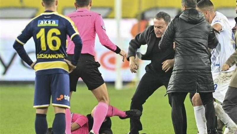 أدانها أردوغان.. حادثة غير مسبوقة في مباراة تفضي ﻹيقاف الدوري التركي