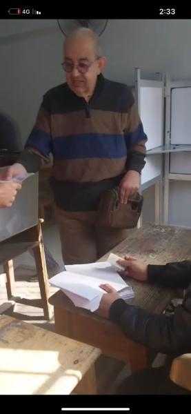 الفنان محمد التاجي يدلي بصوته الانتخابي بمعهد الفتيان بمصر الجديدة