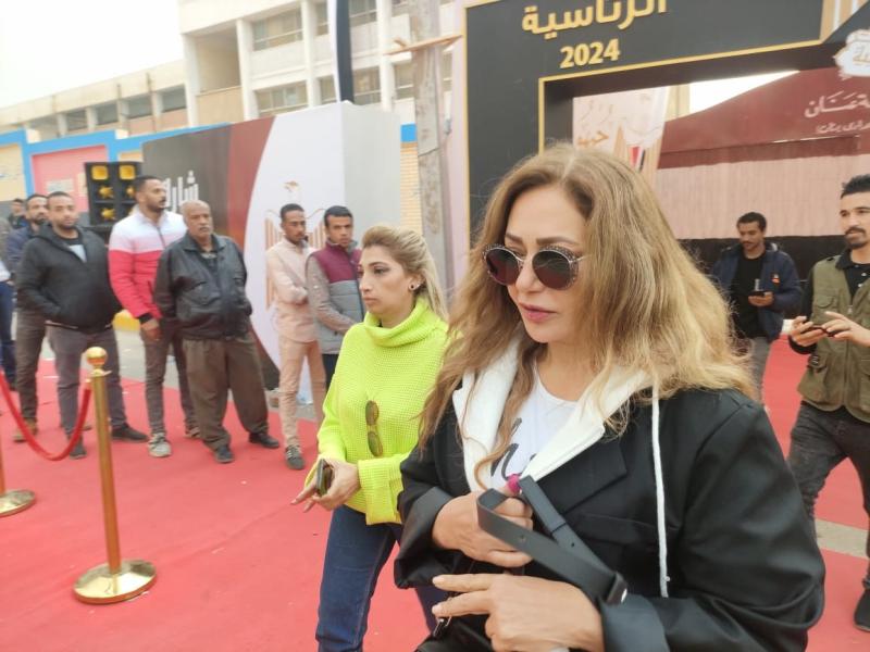 ليلى علوي تشارك بصوتها في الانتخابات الرئاسية