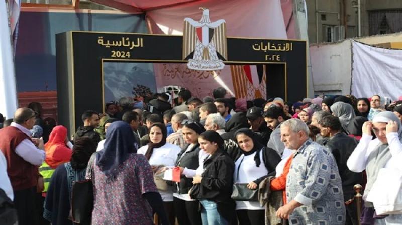 احتشاد المواطنين أمام اللجان 