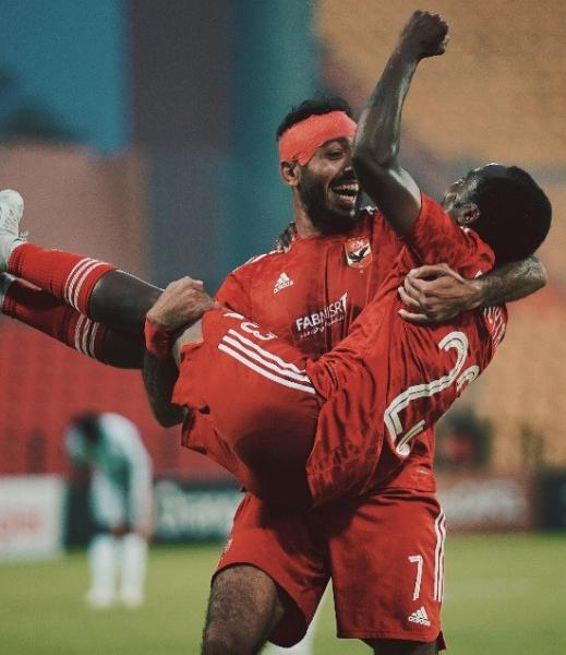 لاعبو الأهلي يهنئون تاو وكهربا بعد الفوز بجائزتي الأفضل بحفل الكاف