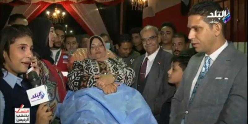 نزلت اللجنة بالسرير.. سيدة تصر على التصويت في الانتخابات رغم مرضها «فيديو»