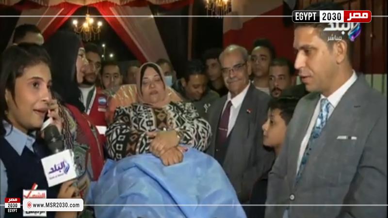 صورة للسيدة أثناء تواجدها باللجنة
