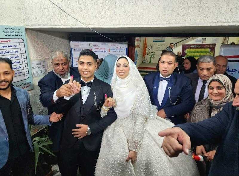 بالصور.. عروسان يدليان بصوتيهما بلجنة انتخابية في البحيرة