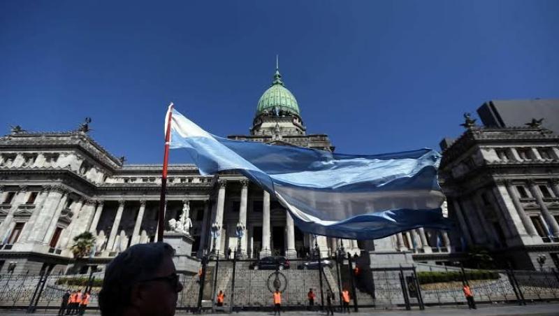 الأرجنتين تعلن عن خفض قيمة عملتها إلى النصف