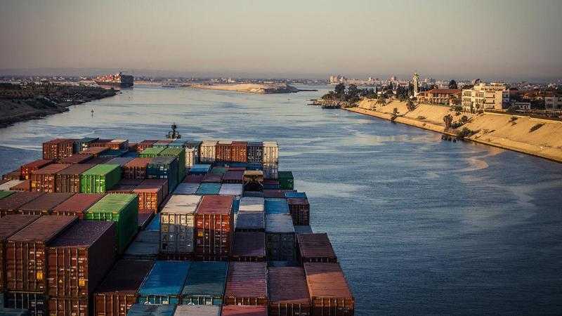 شركات شحن تتجنب البحر الأحمر وتراقب قناة السويس.. تفاصيل