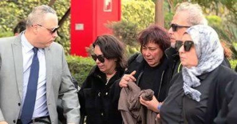 يسرا تنعى زوج إيناس عبدالدايم وتعتذر عن حضور الجنازة