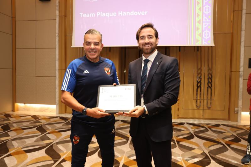 خالد مرتجي يتسلم شهادة توثيق مشاركة الأهلي للمرة التاسعة في المونديال