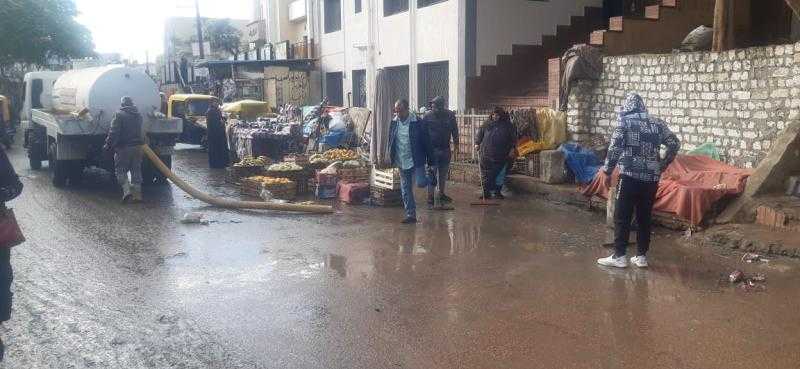 انتشار المعدات بالبحيرة لرفع تراكمات وتجمعات الأمطار أولاً بأول