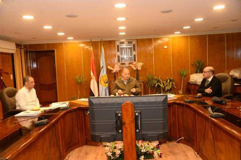محافظ أسيوط يتابع تنفيذ المبادرات الرئاسية بقطاع الصحة