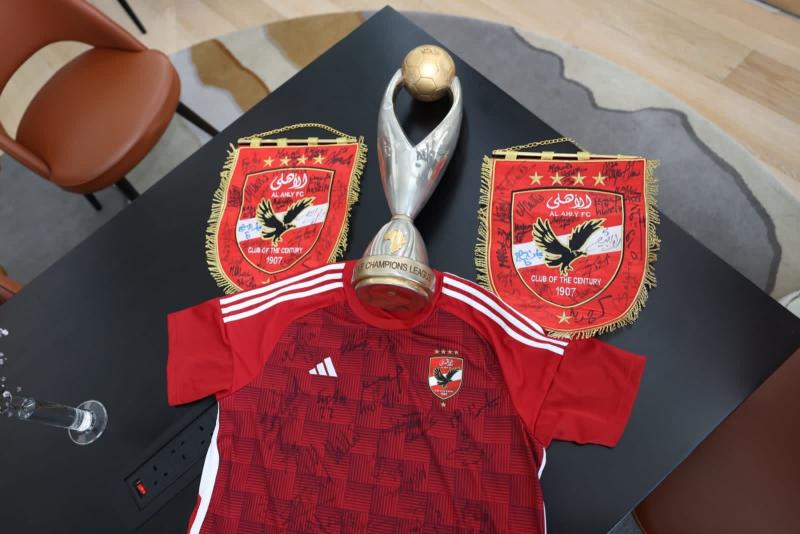 اللجنة المنظمة تتسلم كأس إفريقيا وقميص وعلم الأهلي قبل مواجهة اتحاد جدة