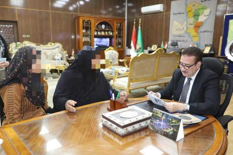محافظ المنوفية يلتقي بعدد من الحالات الإنسانية ويأمر بصرف مساعدات مالية عاجلة لهم