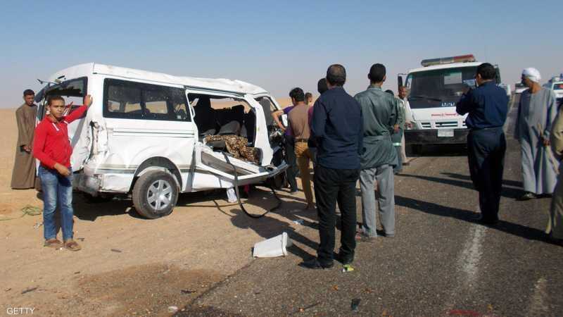 مصرع وإصابة 11 شخصا في انقلاب ميكروباص بطريق أسيوط الصحراوي