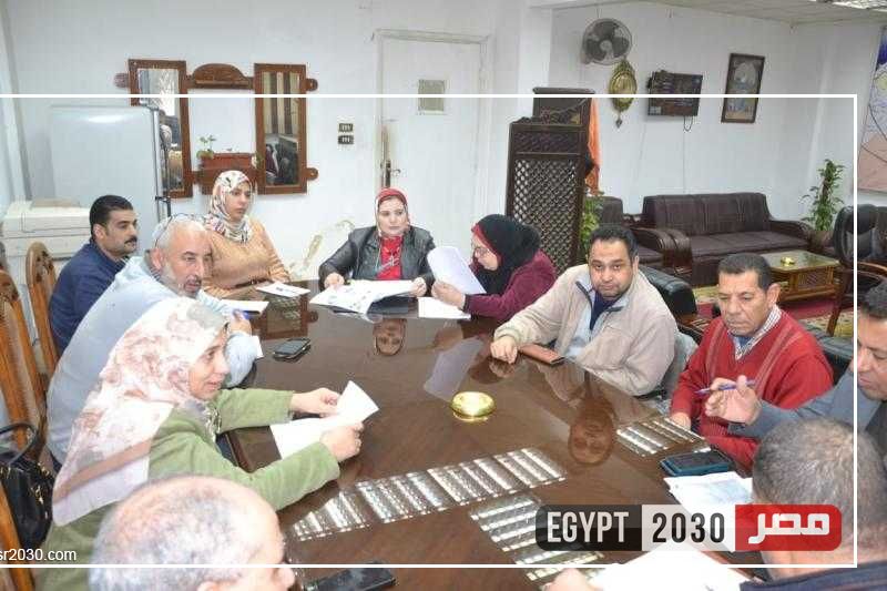 السكرتير العام المساعد للبحيرة يراجع البيانات الخاصة بأراضي الإصلاح الزراعي
