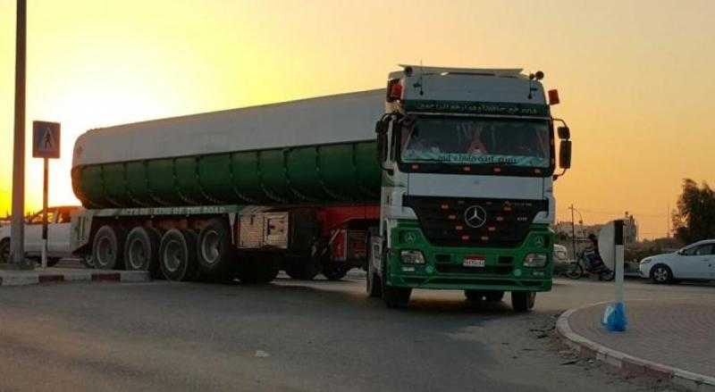 محملة بالوقود وغاز الطهي.. إدخال دفعة جديدة من شاحنات المساعدات إلى قطاع غزة