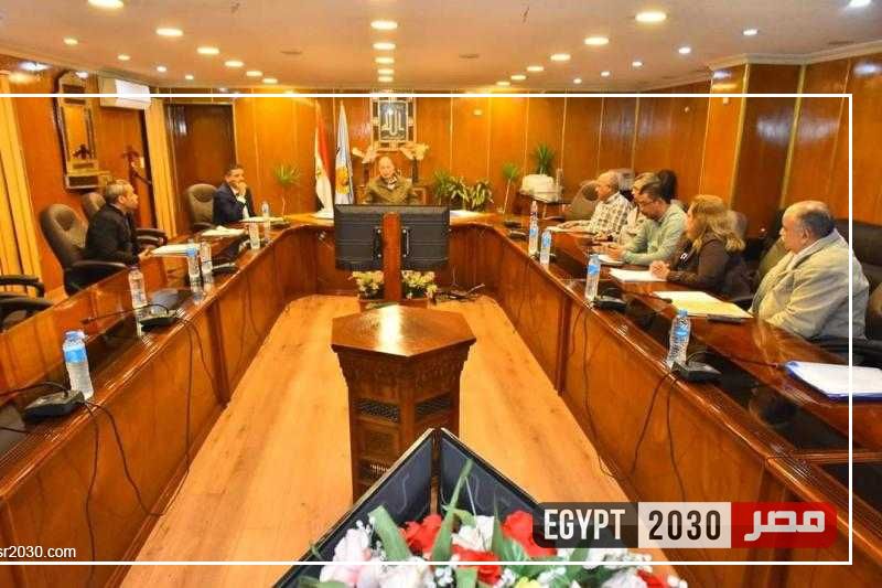 محافظ أسيوط يناقش الموقف التنفيذي لمشروعات البنية التحتية لقطاع الرصف والطرق